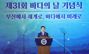 In Busan, Lee invokes conservative icon’s legacy to push maritime vision
