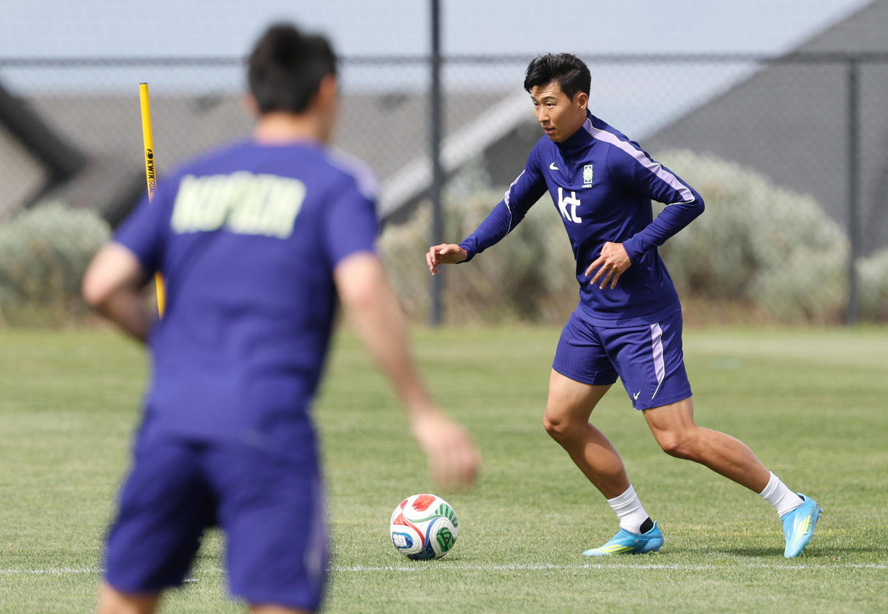 Son Heung-min trains for the FIFA World Cup at Zions Bank Training Center on Tuesday. (Yonhap)
