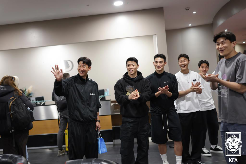 축구국가대표팀 손흥민, 황희찬, 조유민, 백승호, 김민재가 23일(현지 시간) 영국 밀턴킨즈 대표팀 숙소에서 인사를 나누고 있다. [대한축구협회 제공]