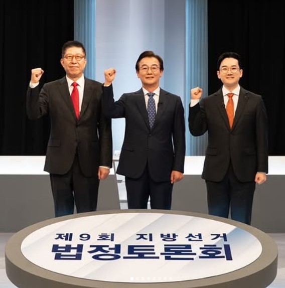 Busan mayoral candidates pose ahead of a televised debate on Tuesday. From left: People Power Party candidate Park Heong-joon, Democratic Party of Korea candidate Chun Jae-soo and Reform Party candidate Chung Yi-han. (Chung Yi-han Instagram)