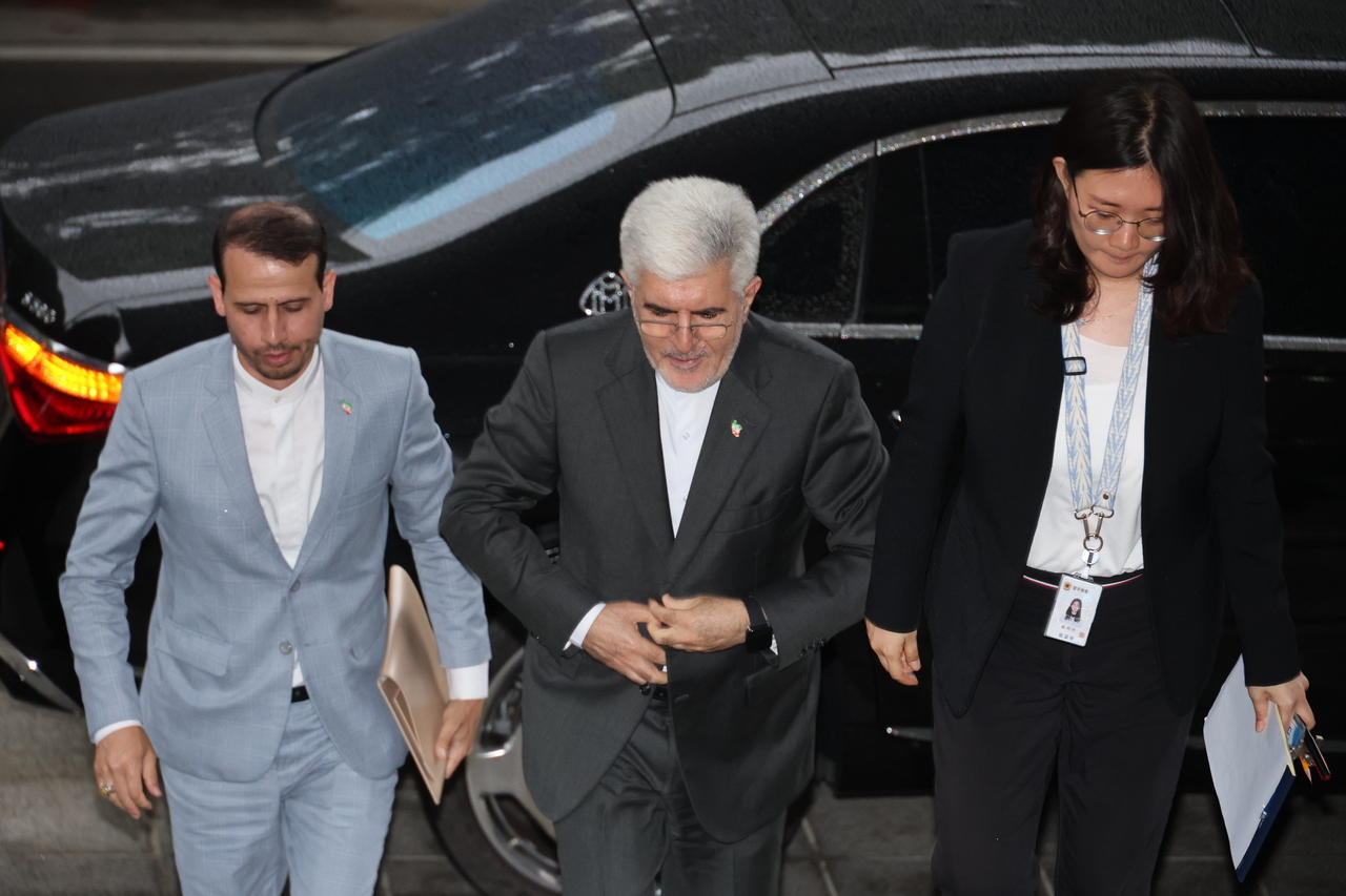 Iranian Ambassador to South Korea Saeed Koozechi arrives at the foreign ministry building in Seoul on Wednesday evening after being summoned over the missile attack on the South Korean-operated vessel HMM Namu in the Strait of Hormuz. (Yonhap)