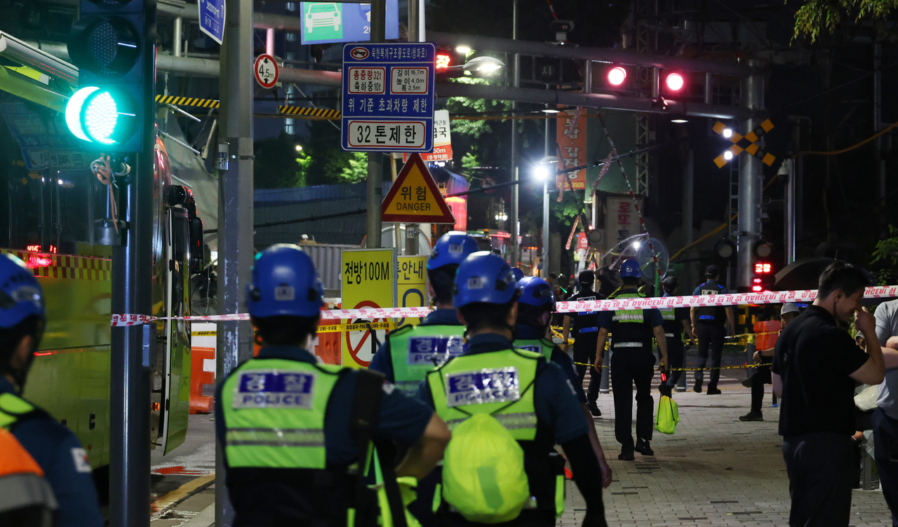 Officials respond to the partial collapse of the Seosomun Overpass in Seoul on Tuesday, after the accident killed three people and injured three others. (Yonhap)