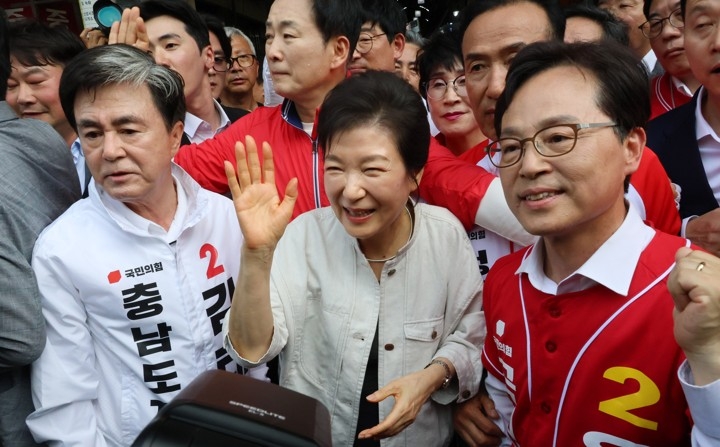 Former President Park Geun-hye greets citizens at Sanseong Market in Gongju, South Chungcheong Province, on Monday, during a campaign stop in support of People Power Party South Chungcheong governor candidate Kim Tae-heum. (Yonhap)