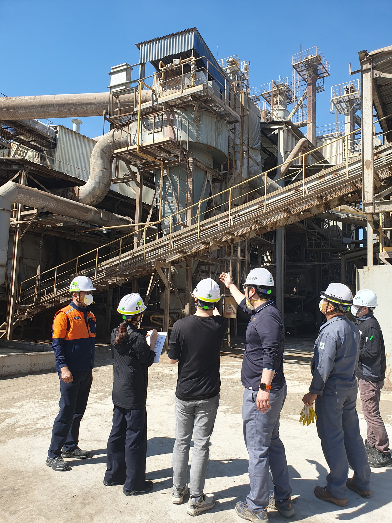 A Posco team provides on-site smart factory consulting at the fertilizer plant of Korea Hyuphwa. (Posco)