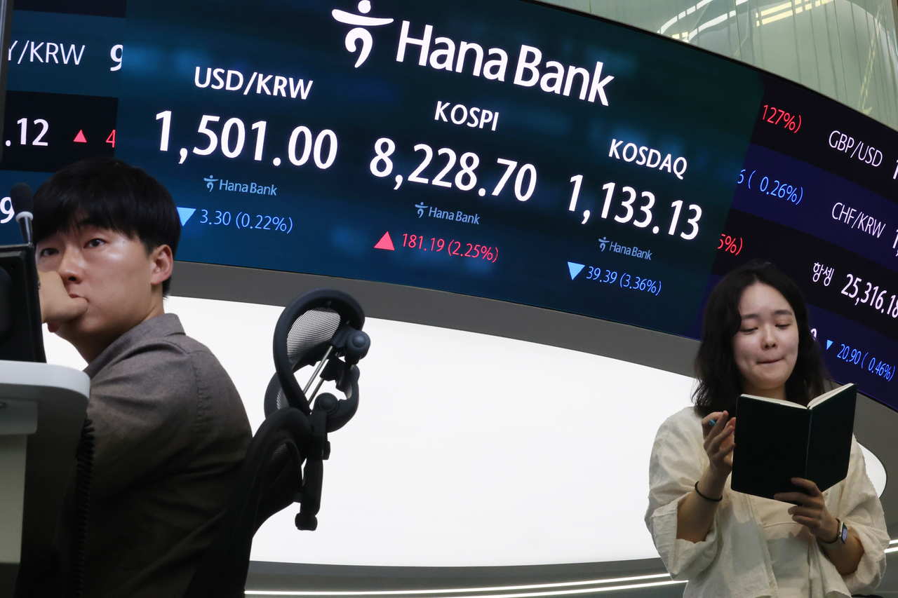 An electronic board showing the Kospi at a dealing room of the Hana Bank headquarters in Seoul on Wednesday. (Yonhap)