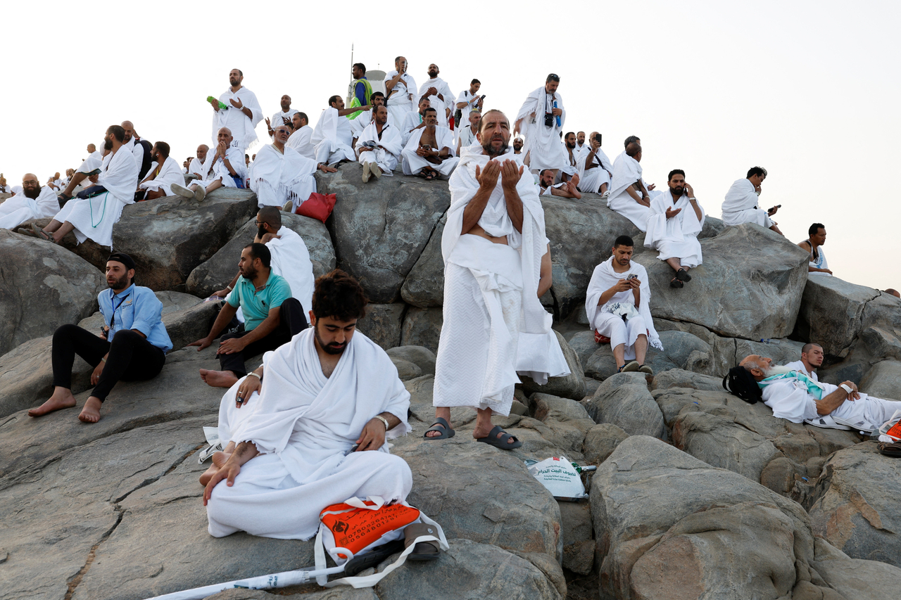 Muslim pilgrims gather at Mount of Mercy on the plain of Arafat as the sun rises during the annual hajj pilgrimage, outside the holy city of Mecca, Saudi Arabia, Tuesday. (Reuters-Yonhap)