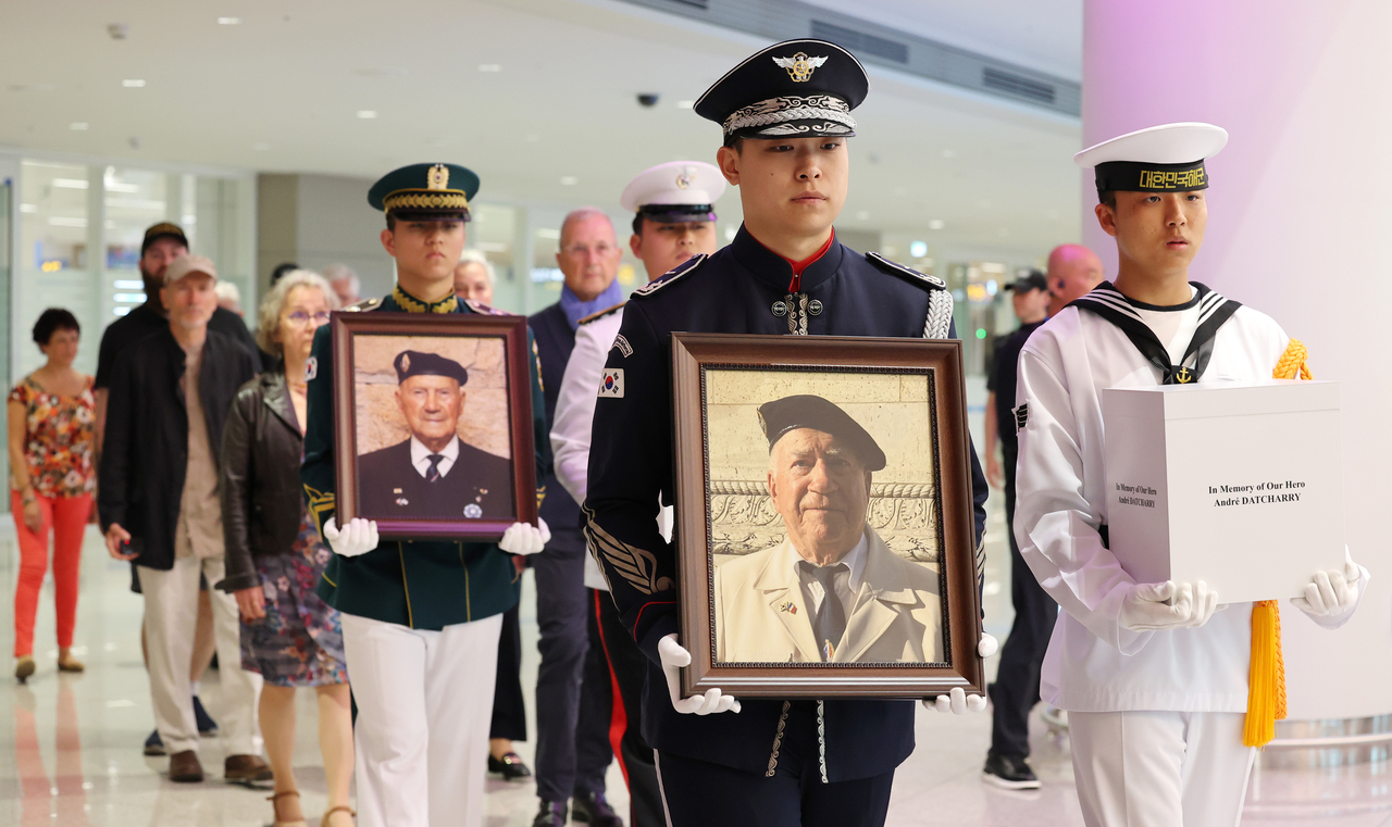 A ceremony for the remains of French Korean War veterans Andre Datcharry (front photo) and Jacques Grisolet is held at Incheon Airport on Tuesday.
