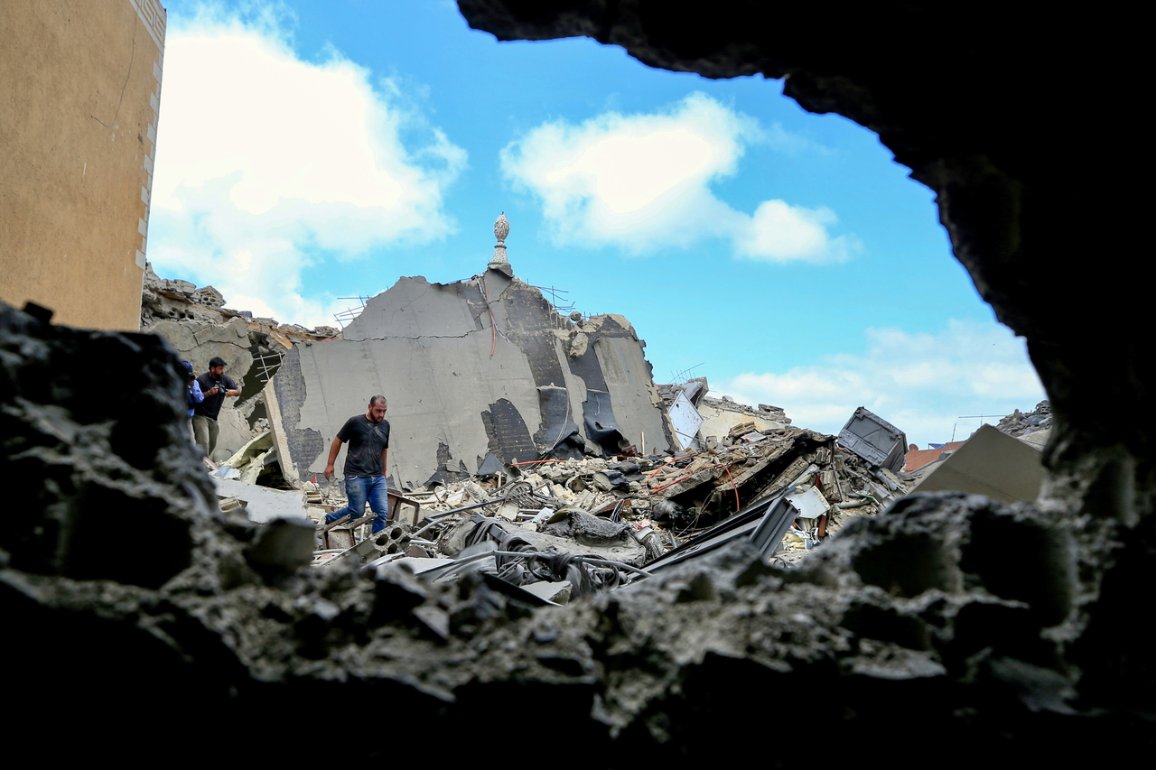 People inspect damage following an Israeli airstrike in the southern port city of Tyre, Lebanon, Tuesday. (EPA-Yonhap)