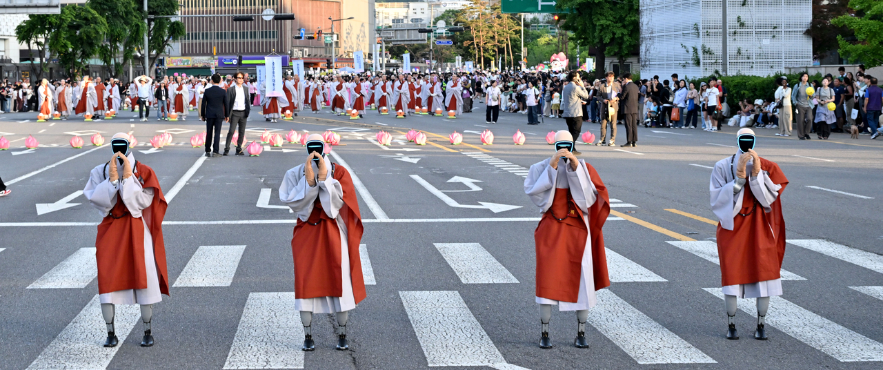 지난 16일 서울 종로구 흥인지문 앞에서 로봇 스님들이 ‘2026 연등회’ 연등행렬에 참석하고 있다. [임세준 기자]