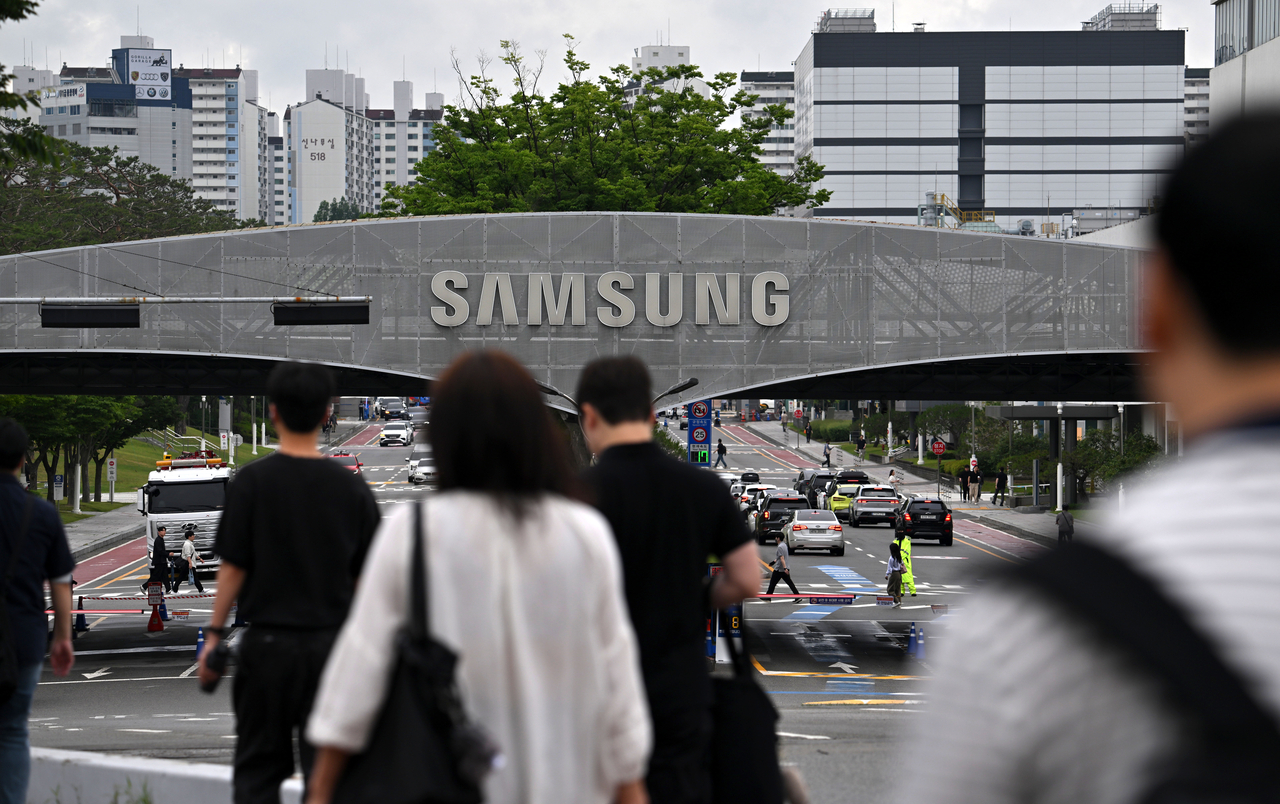 Samsung Electronics employees arrive at the company’s headquarters in Suwon, Gyeonggi Province, Wednesday, after union members approved a tentative 2026 wage deal. (Im Se-june/The Korea Herald)