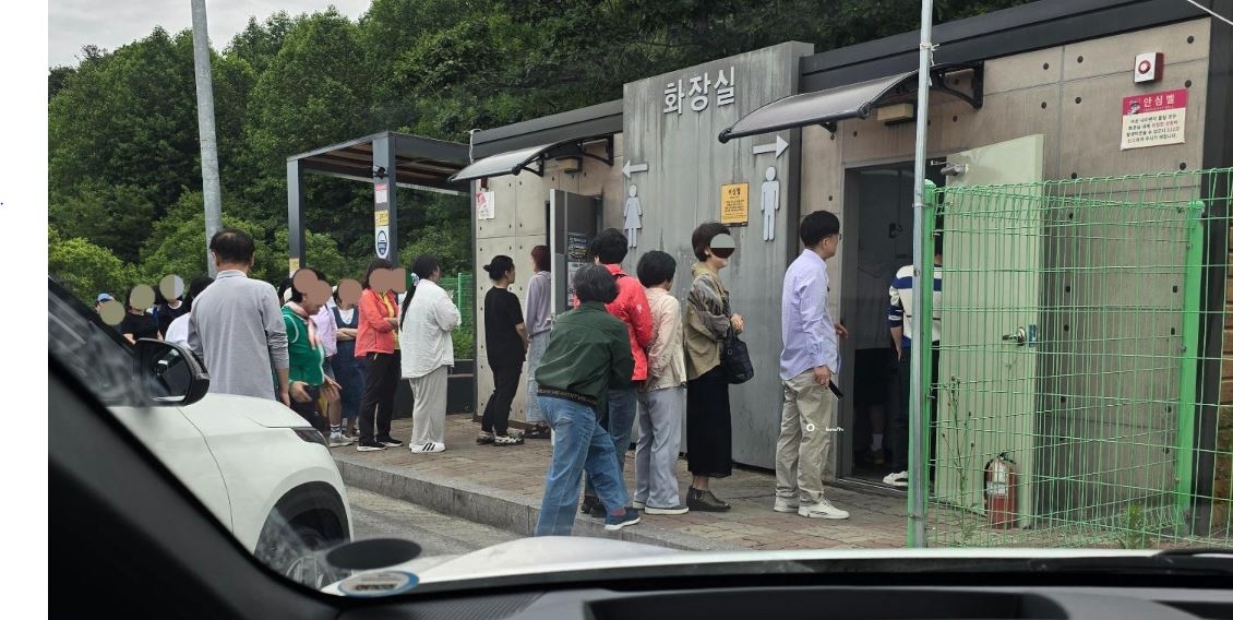 A line forms outside the women’s restroom at Hwado Rest Area, while several women wait near the entrance to the men’s restroom, in this photo posted on online community Bobaedream. (Bobaedream)