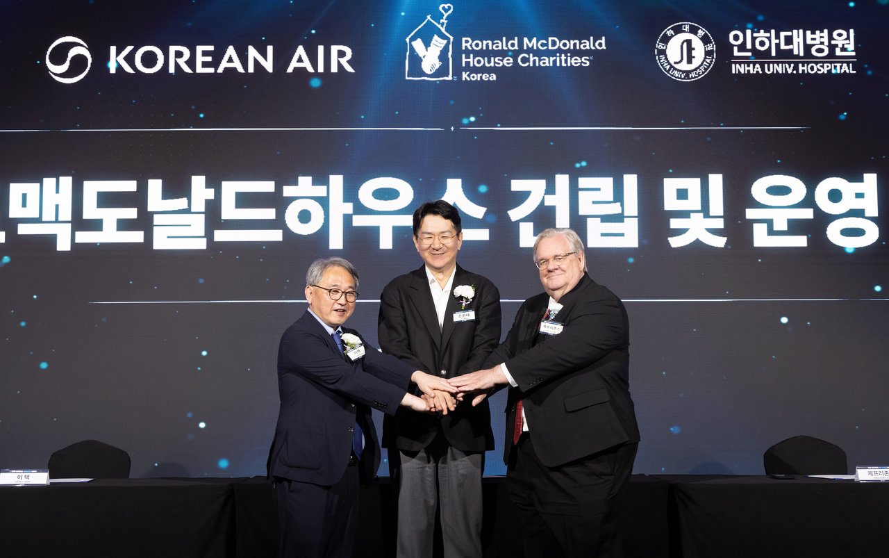 From left: Lee Taik, director of Inha University Hospital, Walter Cho, chairperson of Hanjin Group and CEO of Korean Air, and Jeffrey Jones, president of RMHC Korea, pose for a photo during a signing ceremony in Incheon on Tuesday. (Korean Air)