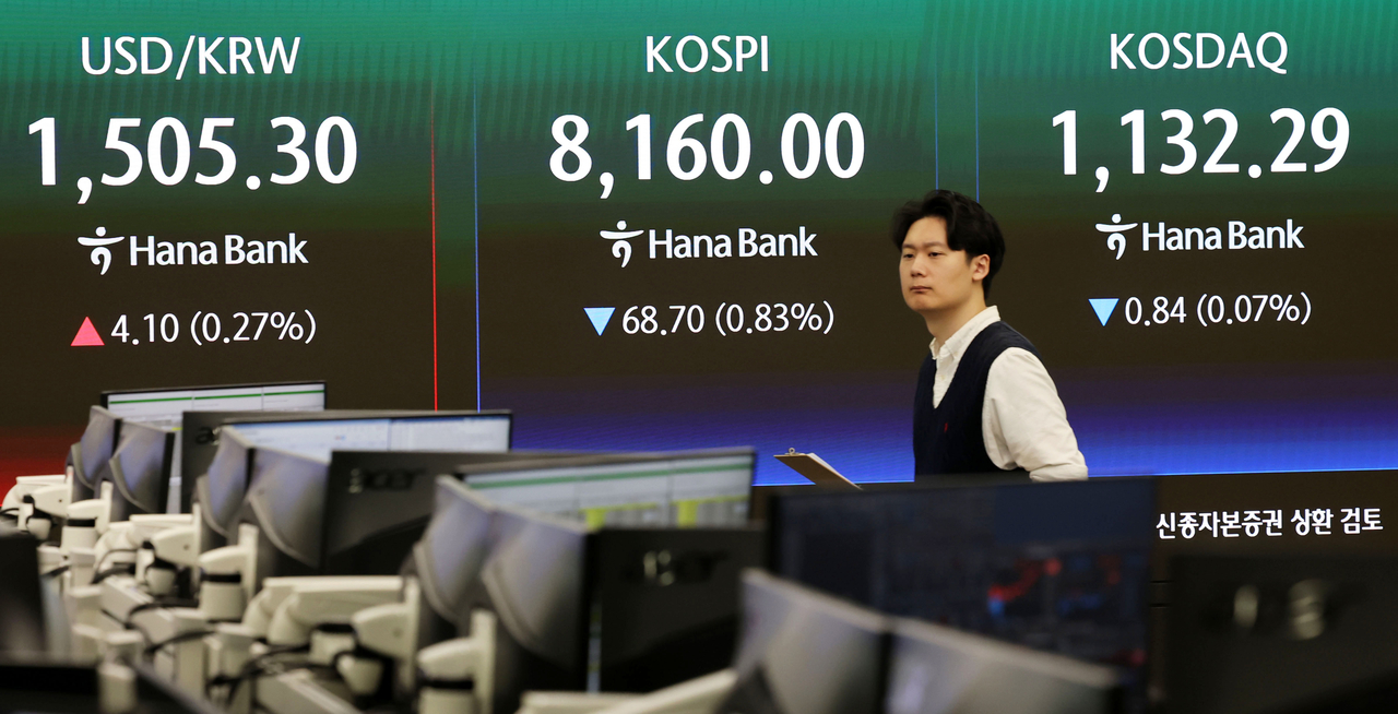 An electronic board showing the Korea Composite Stock Price Index at a dealing room of the Hana Bank headquarters in Seoul on Thursday. (Yonhap)