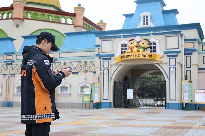 A firefighter stands outside Daejeon O-World during the search operation for Neukgu in April. (Yonhap)