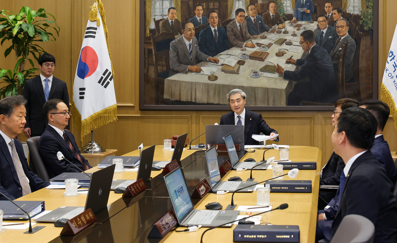 This photo shows a meeting of the Monetary Policy Board at the BOK's office in Seoul on Thursday. (Yonhap)