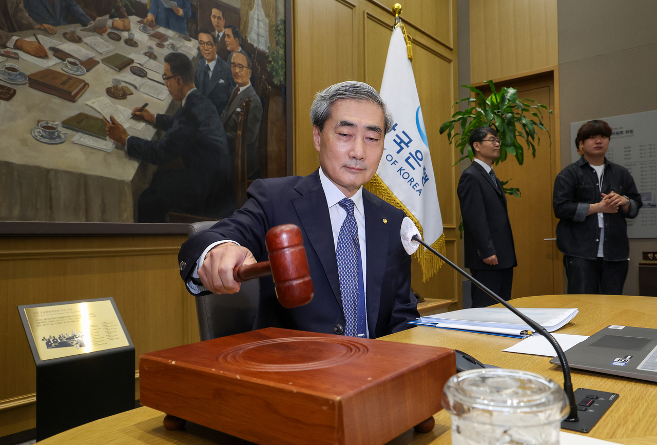 Bank of Korea Gov. Shin Hyun-song strikes the gavel during the Monetary Policy Board of the Bank of Korea in Seoul on Thursday. (Yonhap)
