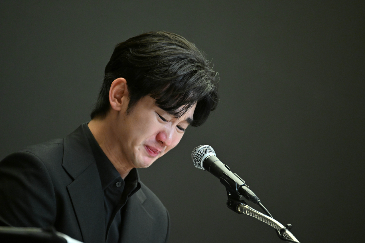 Kim Soo-hyun sheds tears during a press conference on March 31, 2025, denying allegations that he dated the late actor Kim Sae-ron when she was underage. (Im Se-jun/The Korea Herald)
