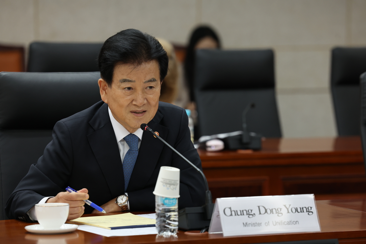 Unification Minister Chung Dong-young speaks during a meeting with the European Parliament’s delegation for relations with the Korean Peninsula at the Inter-Korean Relations Management Bureau's office in Seoul, Thursday. (Yonhap)