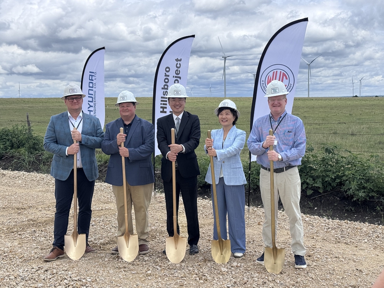 From left: Mick Fitzpatrick, CEO of WHC; Peter Branham, chief operating officer of Hyundai Motor Manufacturing Alabama; Lee Seung-won, head of Hyundai Engineering’s energy plant business division; Lee Kyung-eun, consul general of South Korea in Houston; and Christopher Whitehead, chief administrative officer of Hyundai Mobis Alabama, pose for a photo at the groundbreaking ceremony for the Hillsboro Solar Power Plant held in Hill County, Texas, on Tuesday. (Hyundai Engineering)
