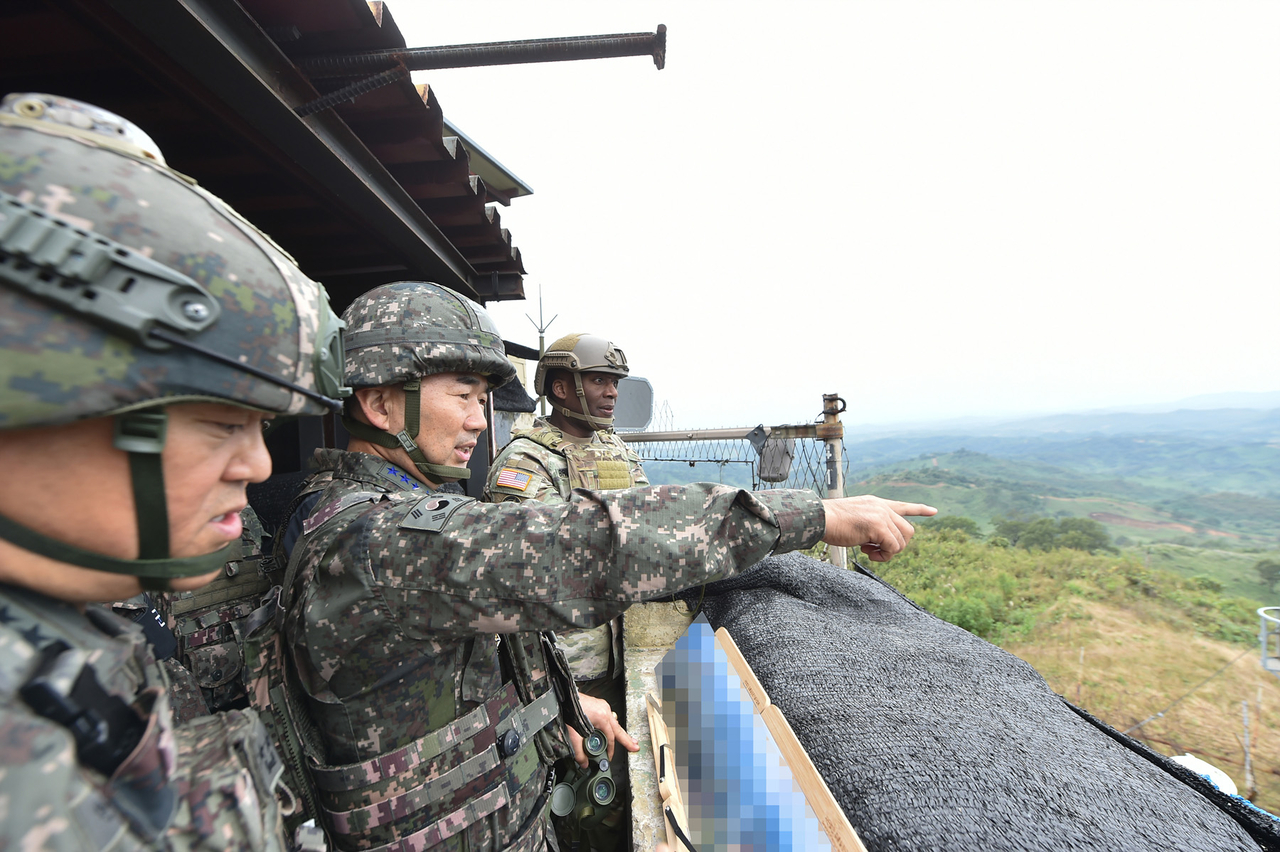 Joint Chiefs of Staff Chairman Jin Young-seung (center) conducts an on-site inspection of a frontline unit with US Forces Korea Commander Gen. Xavier Brunson (right), who also serves as commander of the UN Command, in this file photo dated Oct. 3, 2025. (Newsis)