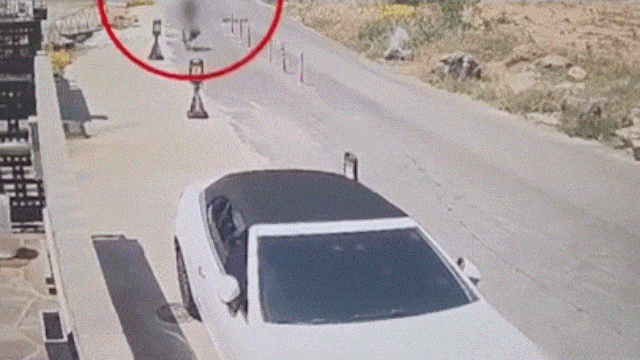 A man in his 30s flees on a bicycle with a bag on April 15 on Jeju Island. (Jeju Provincial Police)