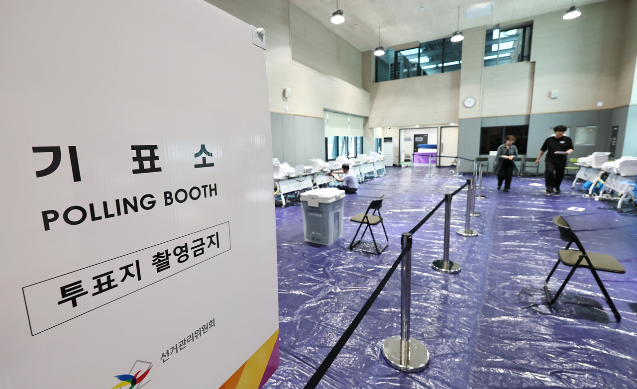 An early voting station is being set up at the Bukgajwa 2-dong Community Service Center in Seodaemun-gu, Seoul, on Thursday, one day before early voting begins for June 3 local elections. (Yonhap)