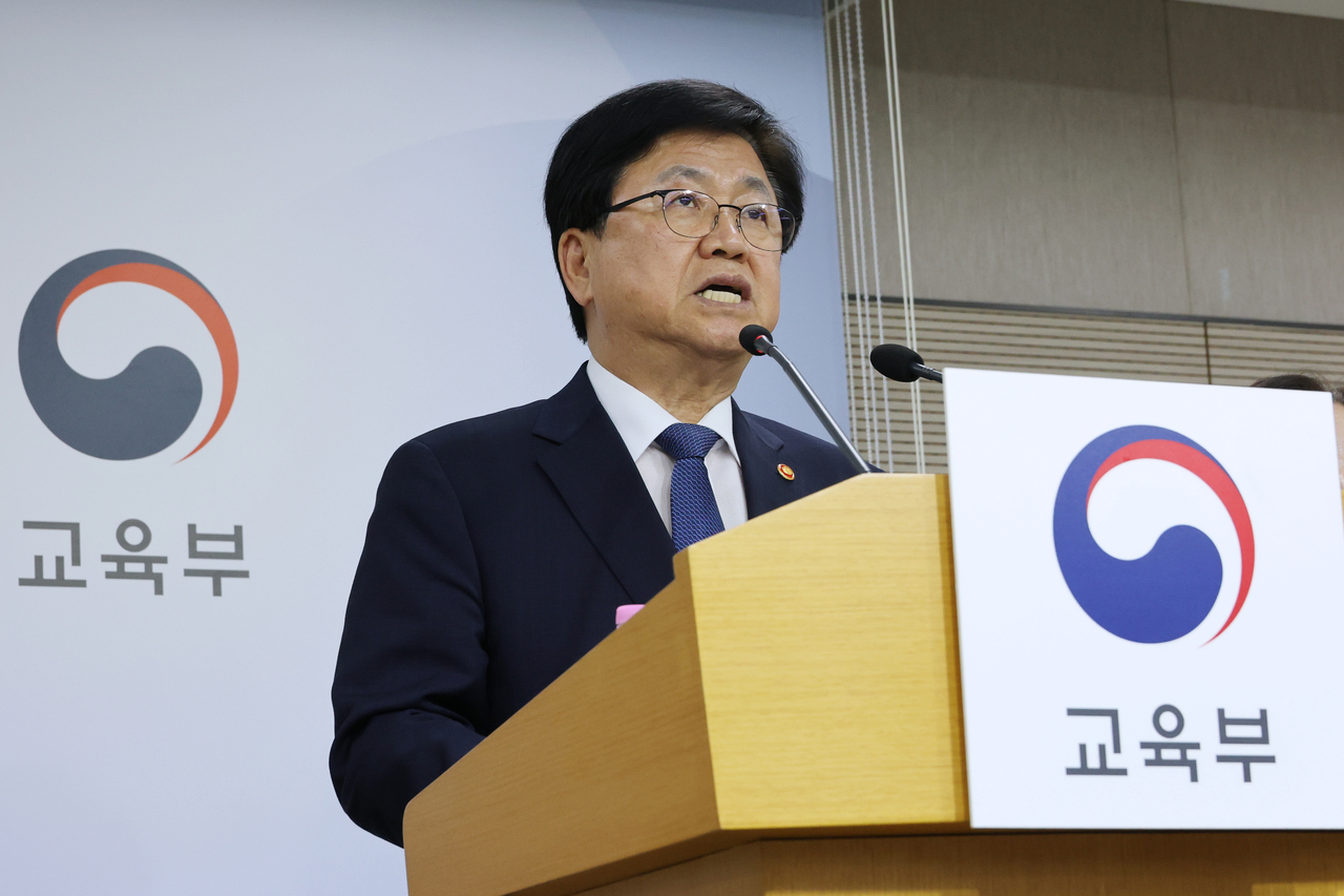 Education Minister Choi Kyo-jin announces Thursday the ministry's plan to support field trips at the Ministry of Education in Sejong. (Yonhap)