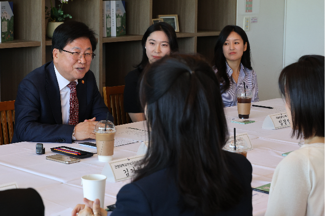 Education Minister Choi Kyo-jin (left) speaks to parents and education experts about South Korea's education policy at the Sejong Government Complex on May 8. (Yonhap)