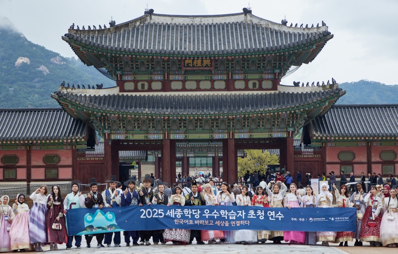 This photo provided by the King Sejong Institute shows outstanding learners from institutes across the world, who were invited to Korea in commemoration of the annual Hangul Day in October last year. (King Sejong Institute)