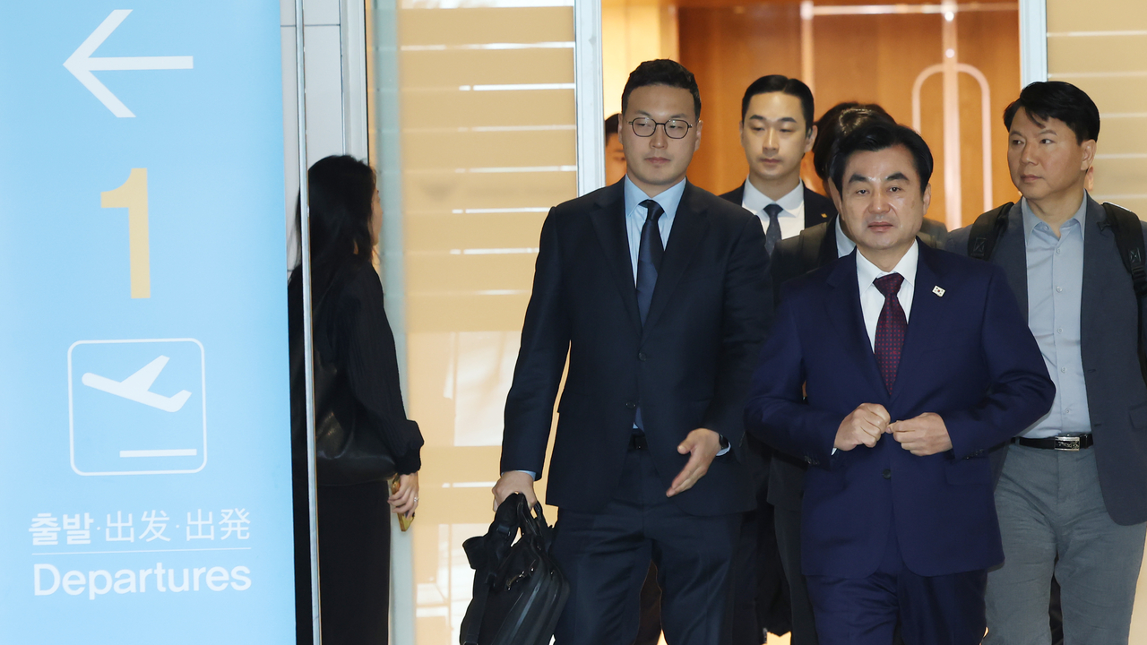 Defense Minister Ahn Gyu-back (2nd from L) leaves for Washington at Incheon International Airport, west of Seoul, in this file photo from May 10. (Yonhap)