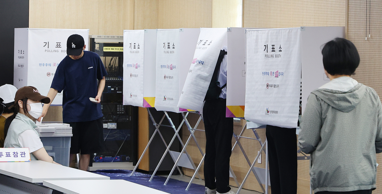 Voters cast ballots at an early voting station set up in Yeonsu-gu, Incheon, on Friday, the first day of early voting for South Korea’s ninth nationwide local elections. (Yonhap)