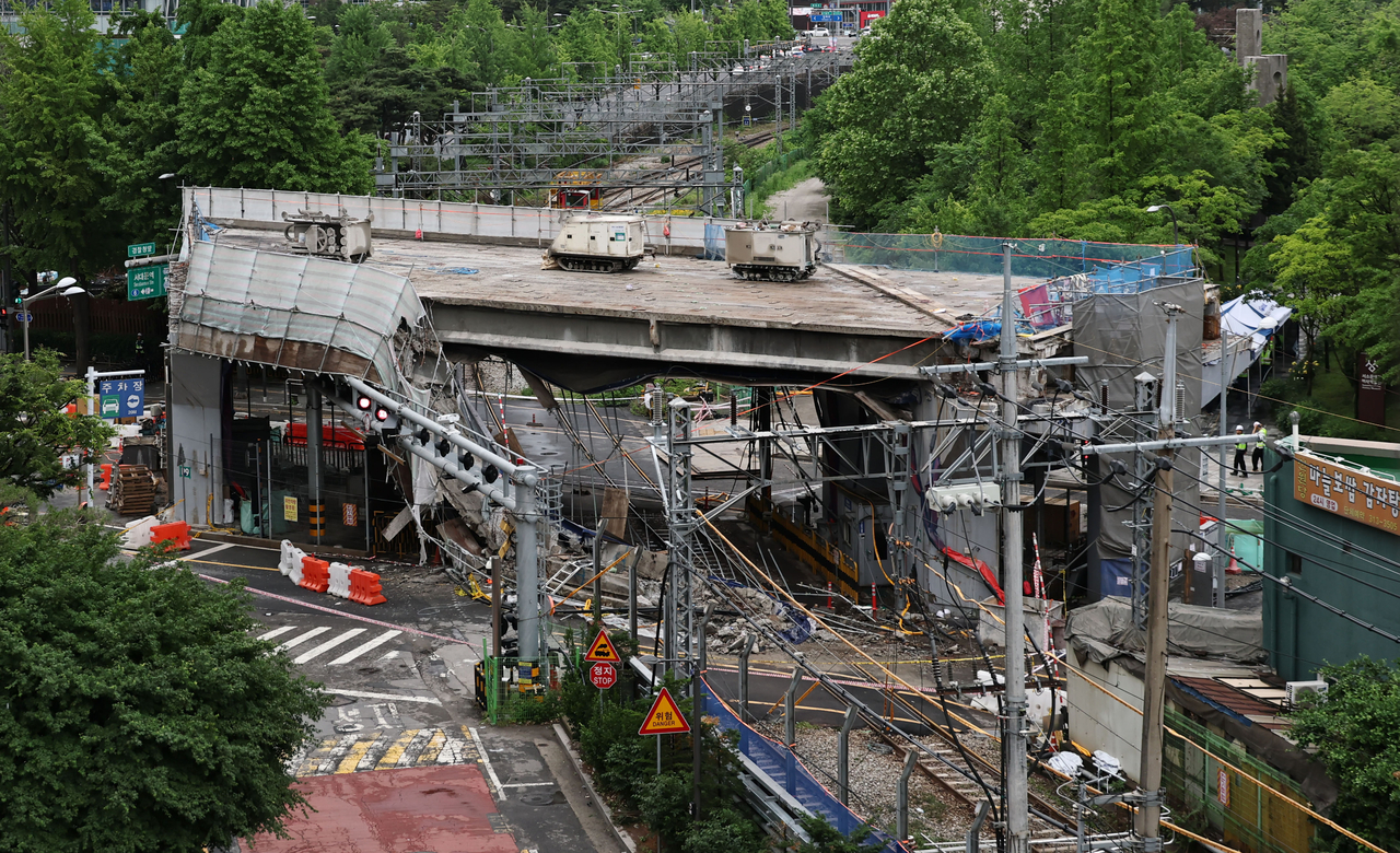 The site of a collapsed section of the Seosomun Overpass in western Seoul is seen on Thursday. (Yonhap)