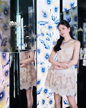 송혜교, 백옥 피부로 다이아몬드도 압도...‘억대 목걸이’조차 기죽인 여신 아우라