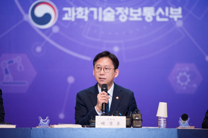 Korea should join frontier AI race dominated by US, China: Science minister