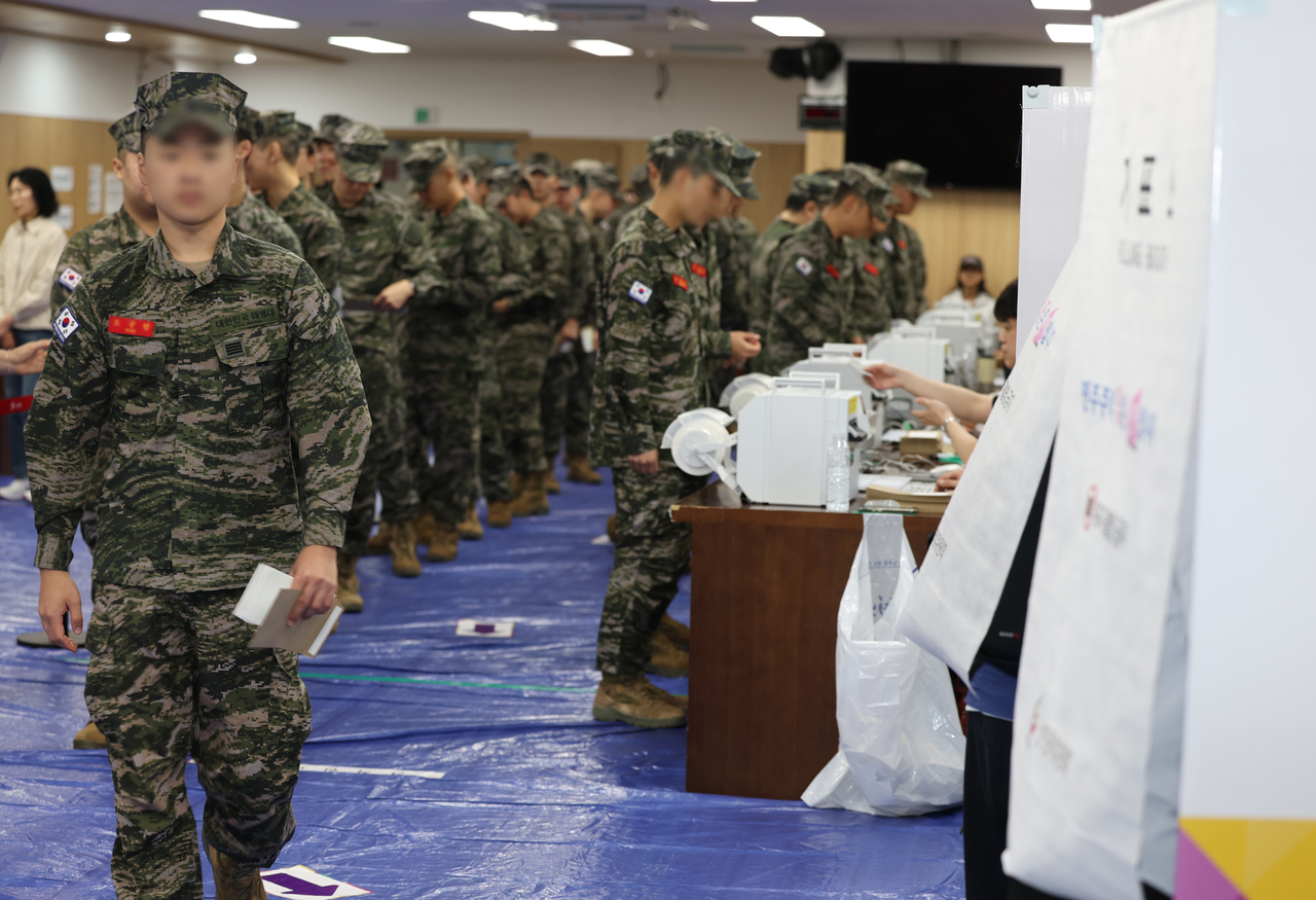 Marines cast their ballots at an early voting station on Jeju Island on Friday. (Yonhap)
