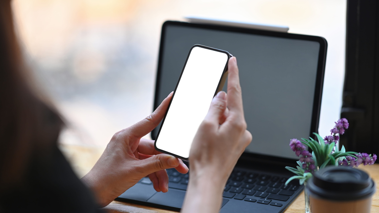 A woman uses a smartphone in this file photo. This image is not directly related to the case. (123rf)
