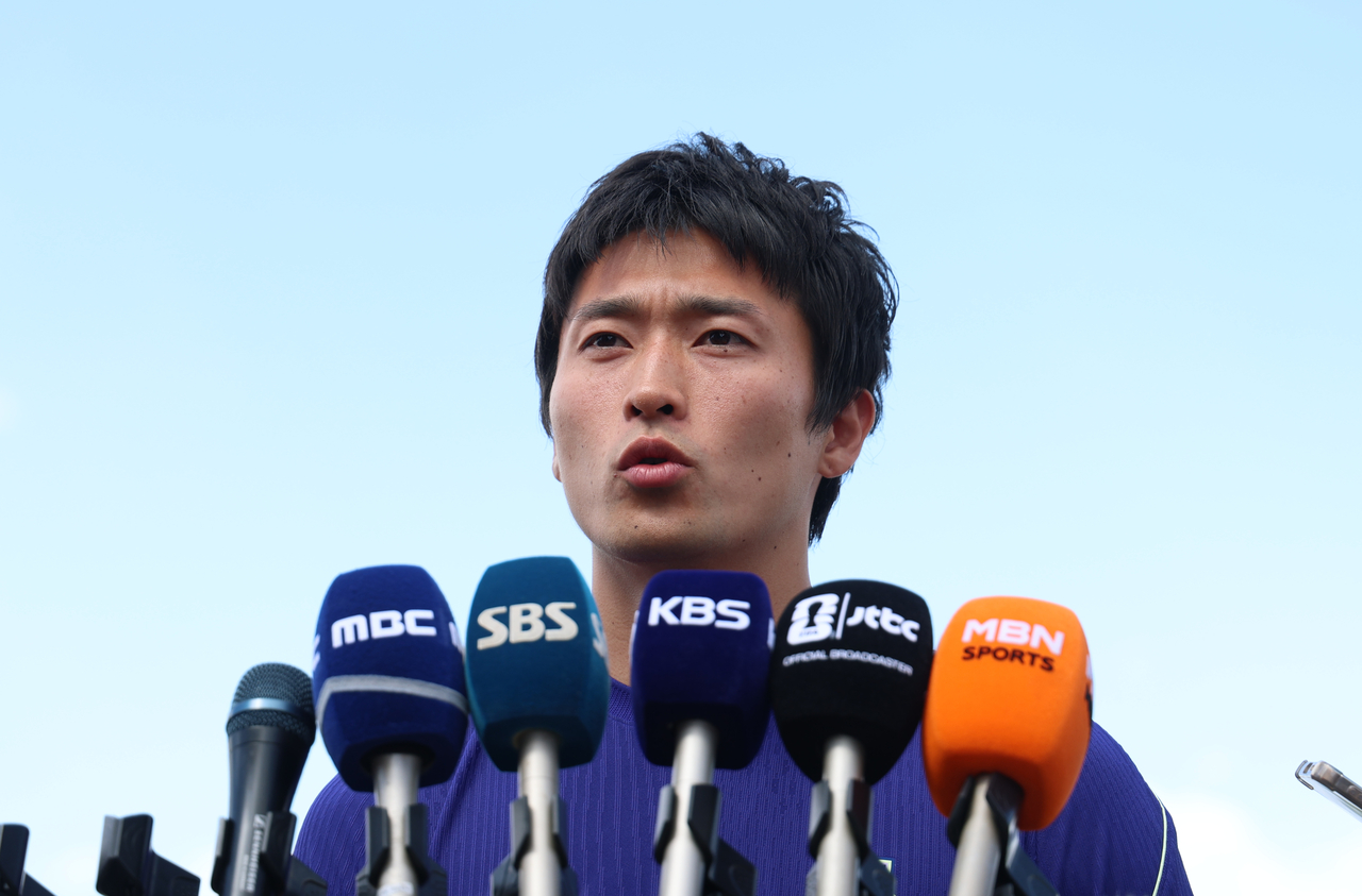 Cho Gue-sung of South Korea speaks to reporters before a training session for the FIFA World Cup at Zions Bank Training Center in Herriman, Utah, on Thursday. (Yonhap)