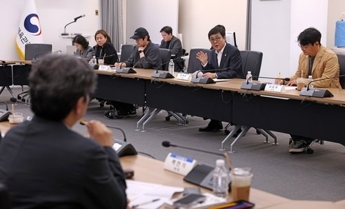 Culture Minister Chae Hwi-young (2nd from R) attends a film subcommittee meeting of the ministry's advisory committee on culture and arts policy in Seoul, in this undated file photo provided by the ministry. (Yonhap)