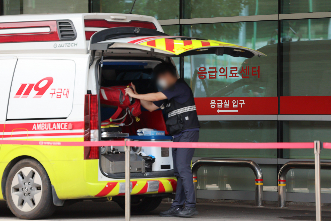 An ambulance is parked outside the emergency room of a hospital in Seoul. This photo is not directly related to the story. (Yonhap)