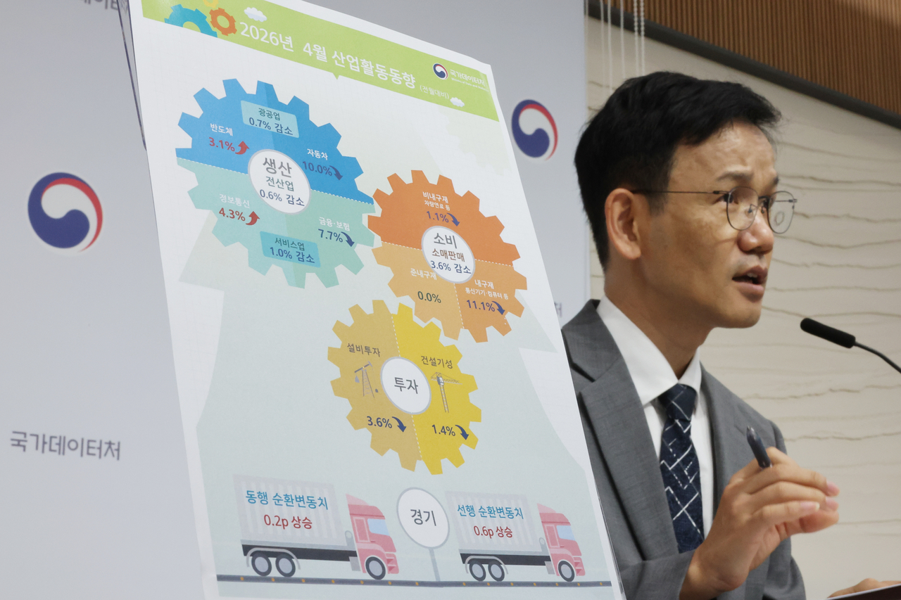 Lee Doo-won, a senior official at the Ministry of Data and Statistics, speaks during a press conference in the central city of Sejong on Friday. (Yonhap)