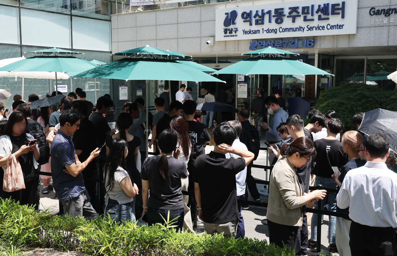 People queue up to cast their votes at lunchtime in Gangnam-gu, Seoul, on Friday. (Yonhap)