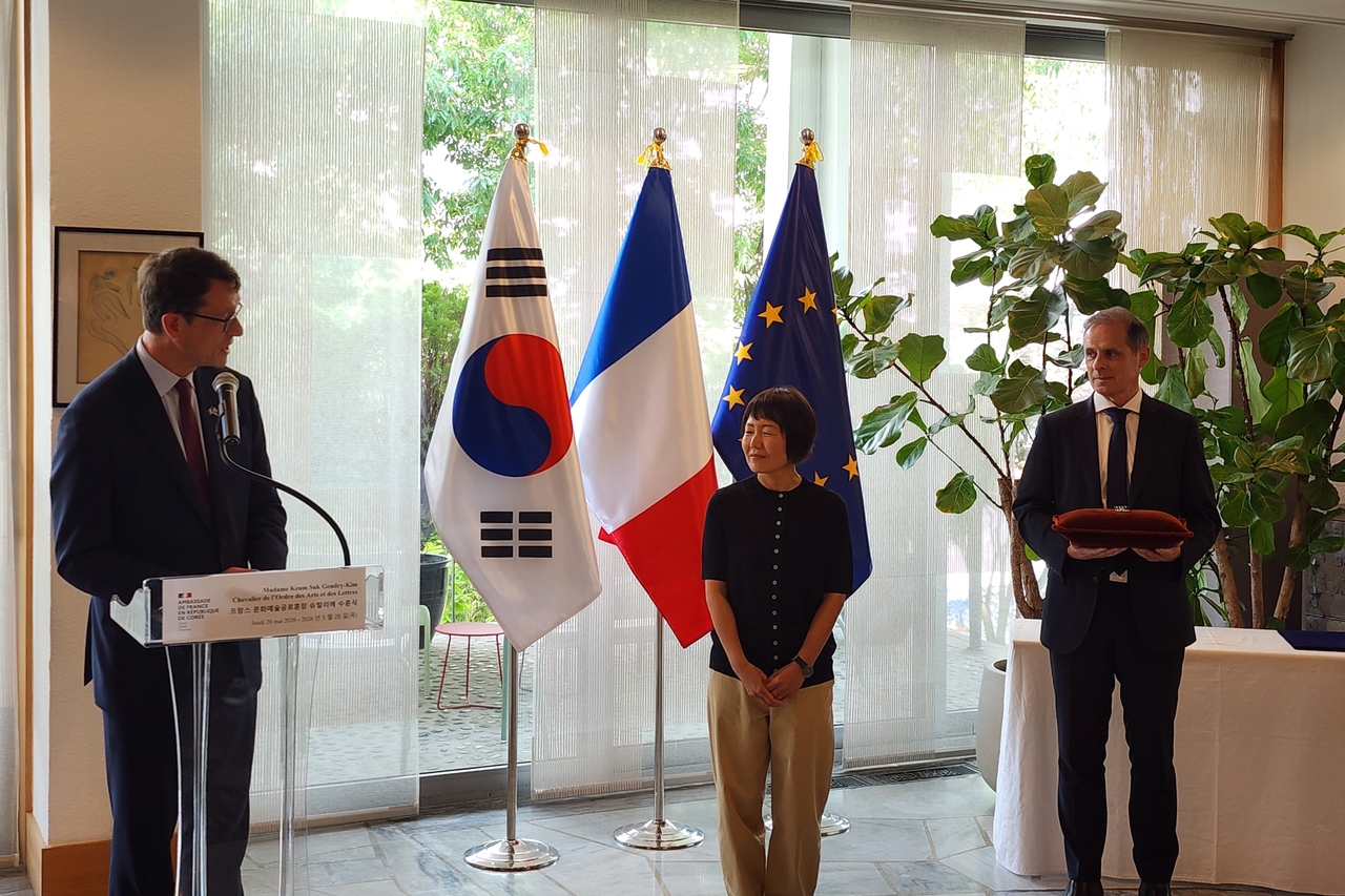 French Ambassador to Korea Philippe Bertoux (left) and graphic novelist Keum Suk Gendry-Kim are seen during a ceremony at the French Embassy in Seoul on Thursday. (Hwang Dong-hee/The Korea Herald)