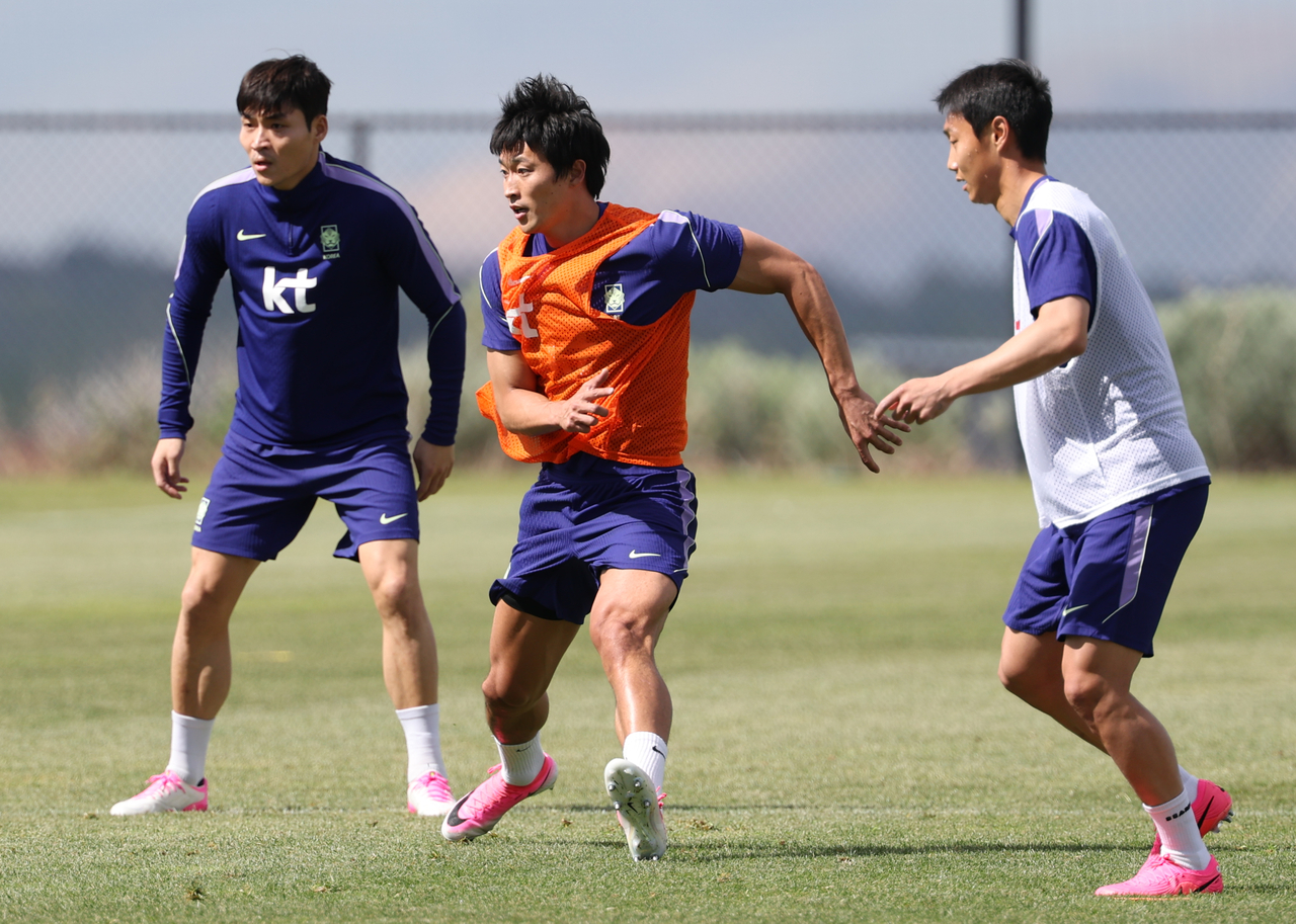 Cho Gue-sung of South Korea (C) takes part in a training session for the FIFA World Cup at Zions Bank Training Center in Herriman, Utah, on Thursday. (Yonhap)