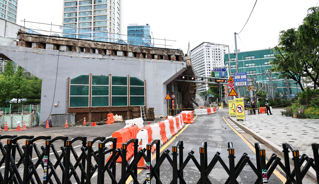 The site of the partially collapsed Seosomun Overpass in western Seoul is restricted to public access on Thursday. (Yonhap)