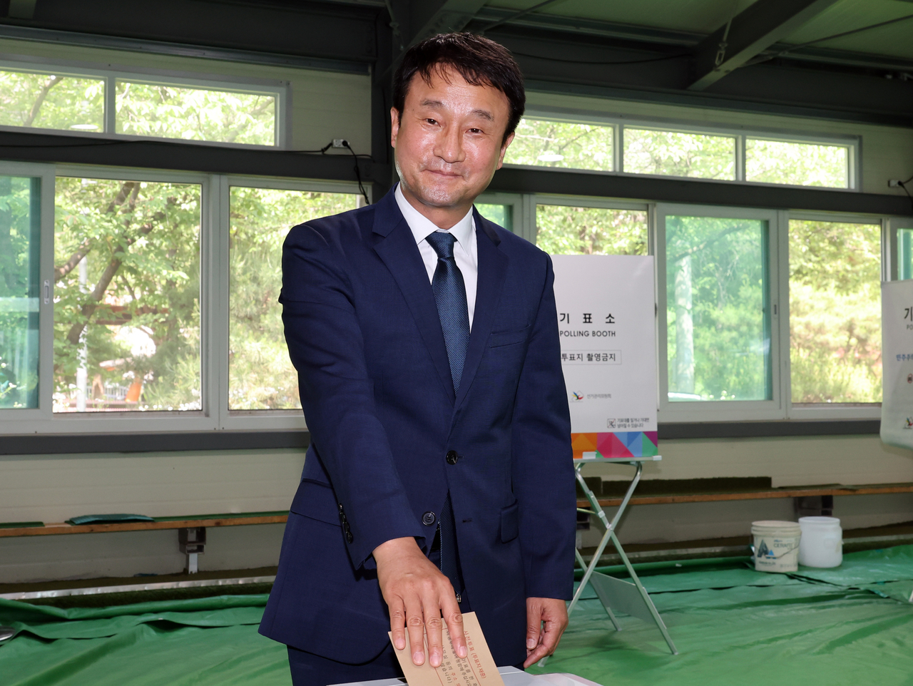 Rep. Han Byung-do, floor leader of the ruling Democratic Party of Korea, casts his ballot at an early voting station in Namwon, North Jeolla Province, on Thursday, the first day of early voting for the June 3 local elections. (Yonhap)