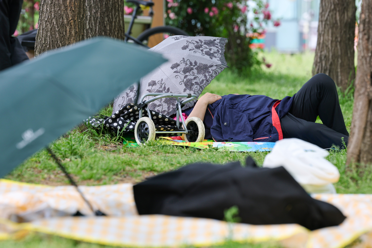 People rest at Banpo Han River Park on May 25. (Yonhap)