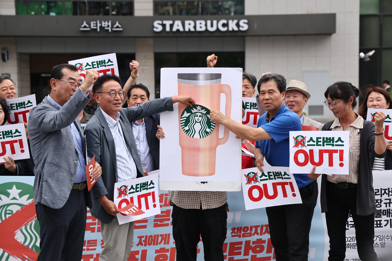Participants from groups including the National People’s Action stage a performance during a press conference on May 27 announcing a nationwide boycott of Starbucks. (Yonhap)