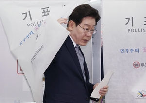 사전투표 중 기표소 나왔다 들어간 李대통령 “반만 찍혀도 괜찮나”