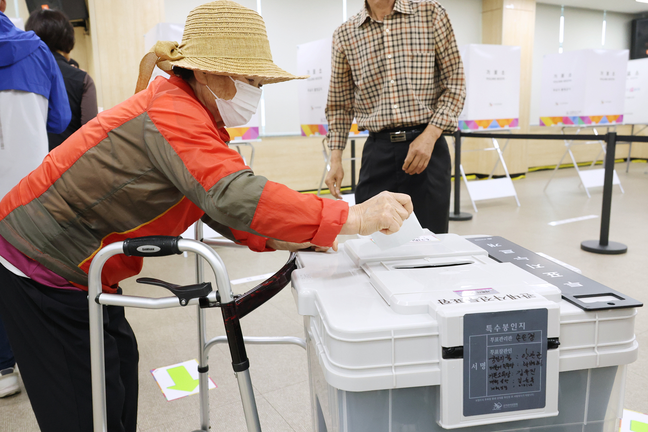 A senior voter casts a ballot at an early voting station set up at the Buk-Sejong Community Service Center in Sejong on May 29. (Yonhap)
