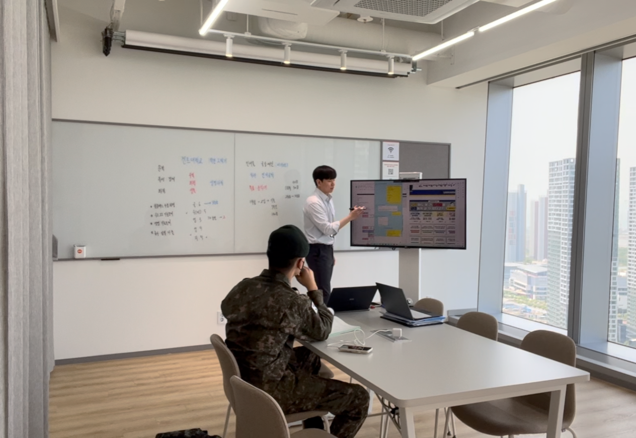 Kim advises an active duty soldier on preparation for the Suneung at his office. (Courtesy of Kim)